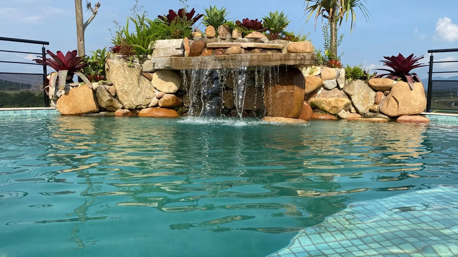 cascatas-espelhos-dagua-e-piscinas-naturais-01