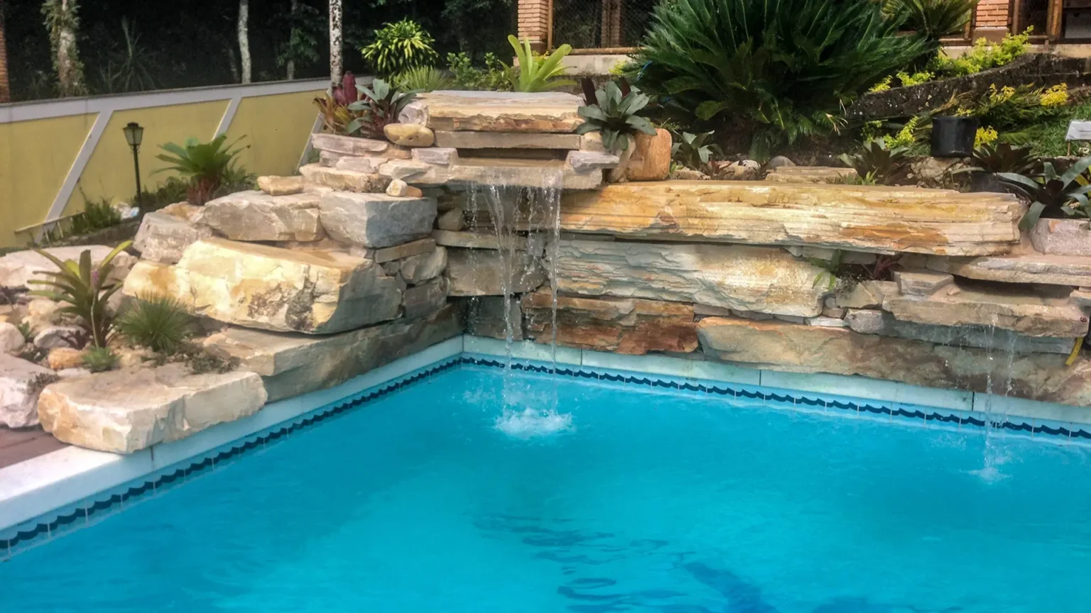 cascatas-espelhos-dagua-e-piscinas-naturais-03-scaled