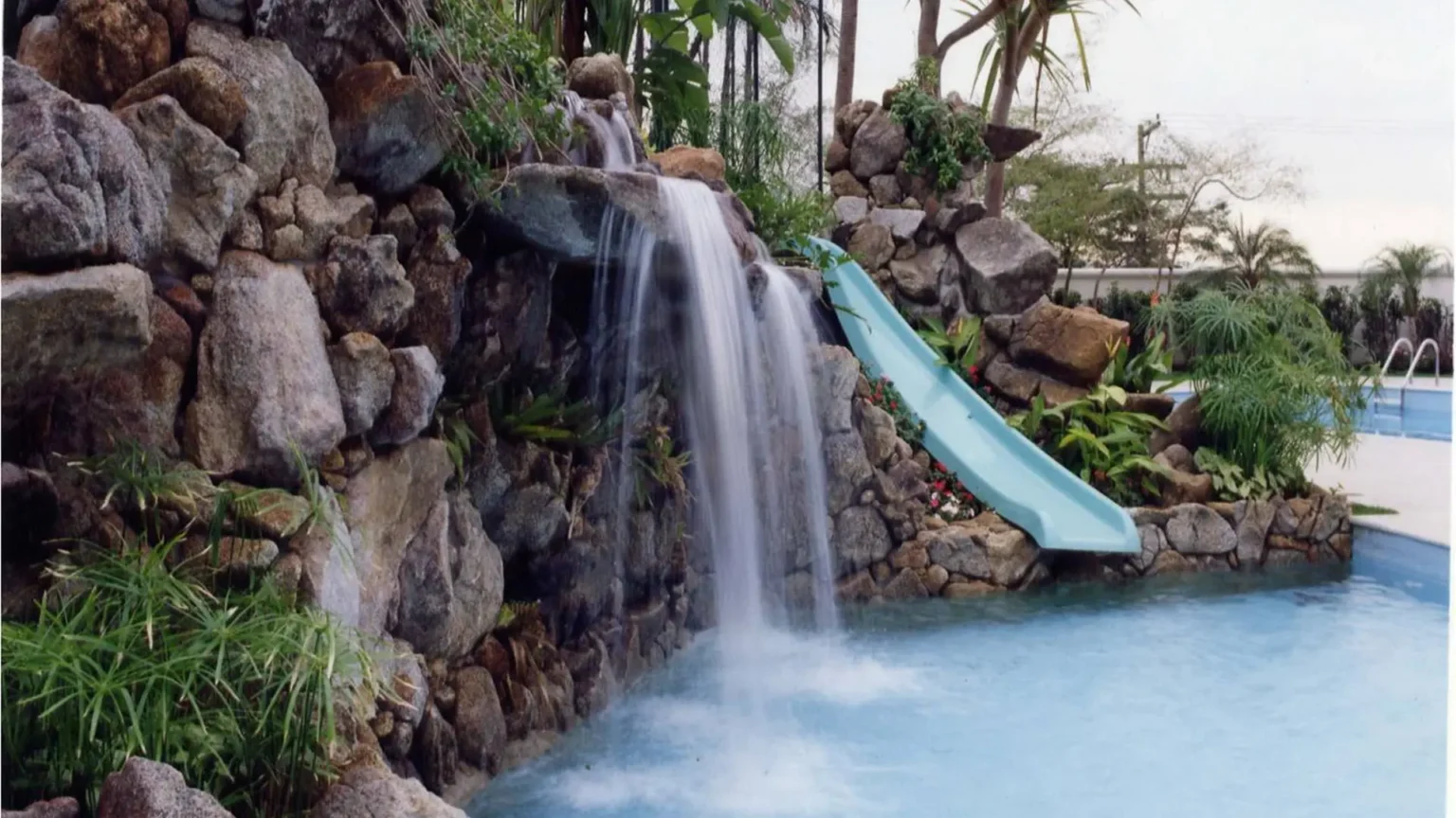 cascatas-espelhos-dagua-e-piscinas-naturais-04