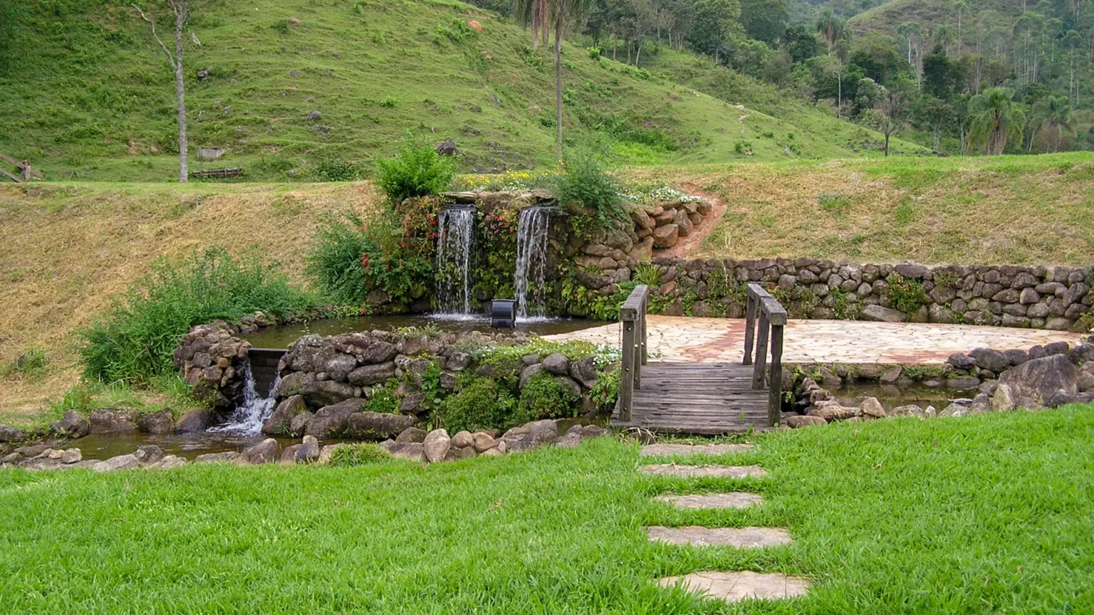 cascatas-espelhos-dagua-e-piscinas-naturais-12