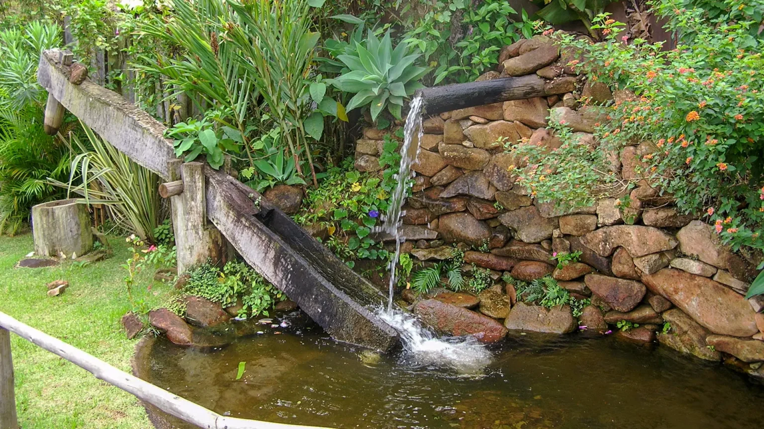 cascatas-espelhos-dagua-e-piscinas-naturais-15