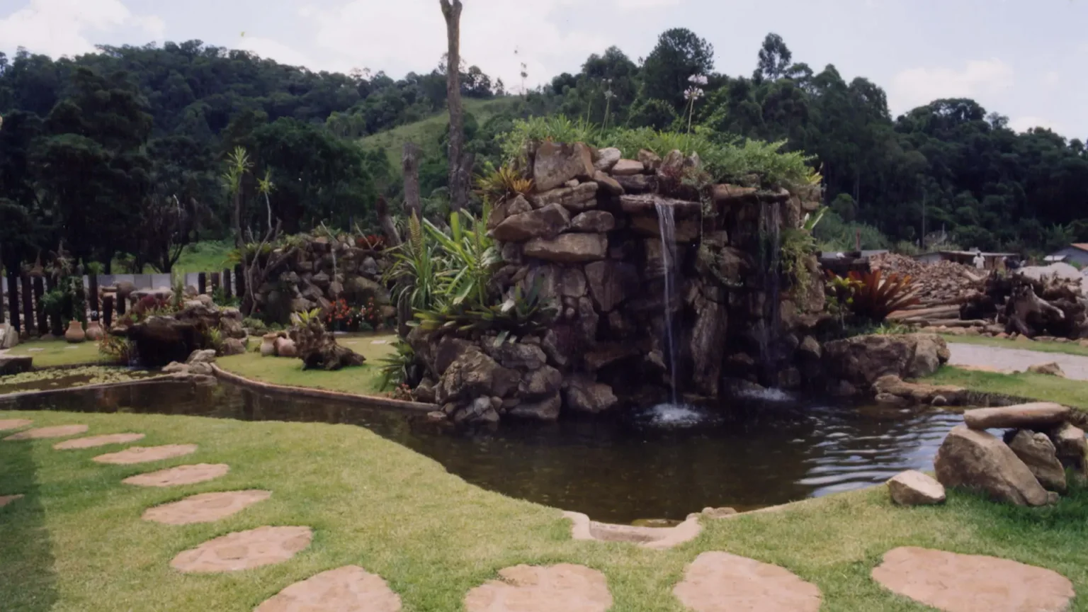 cascatas-espelhos-dagua-e-piscinas-naturais-16