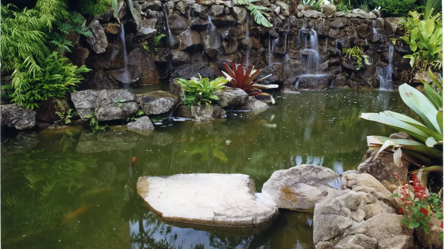 cascatas-espelhos-dagua-e-piscinas-naturais-18-scaled