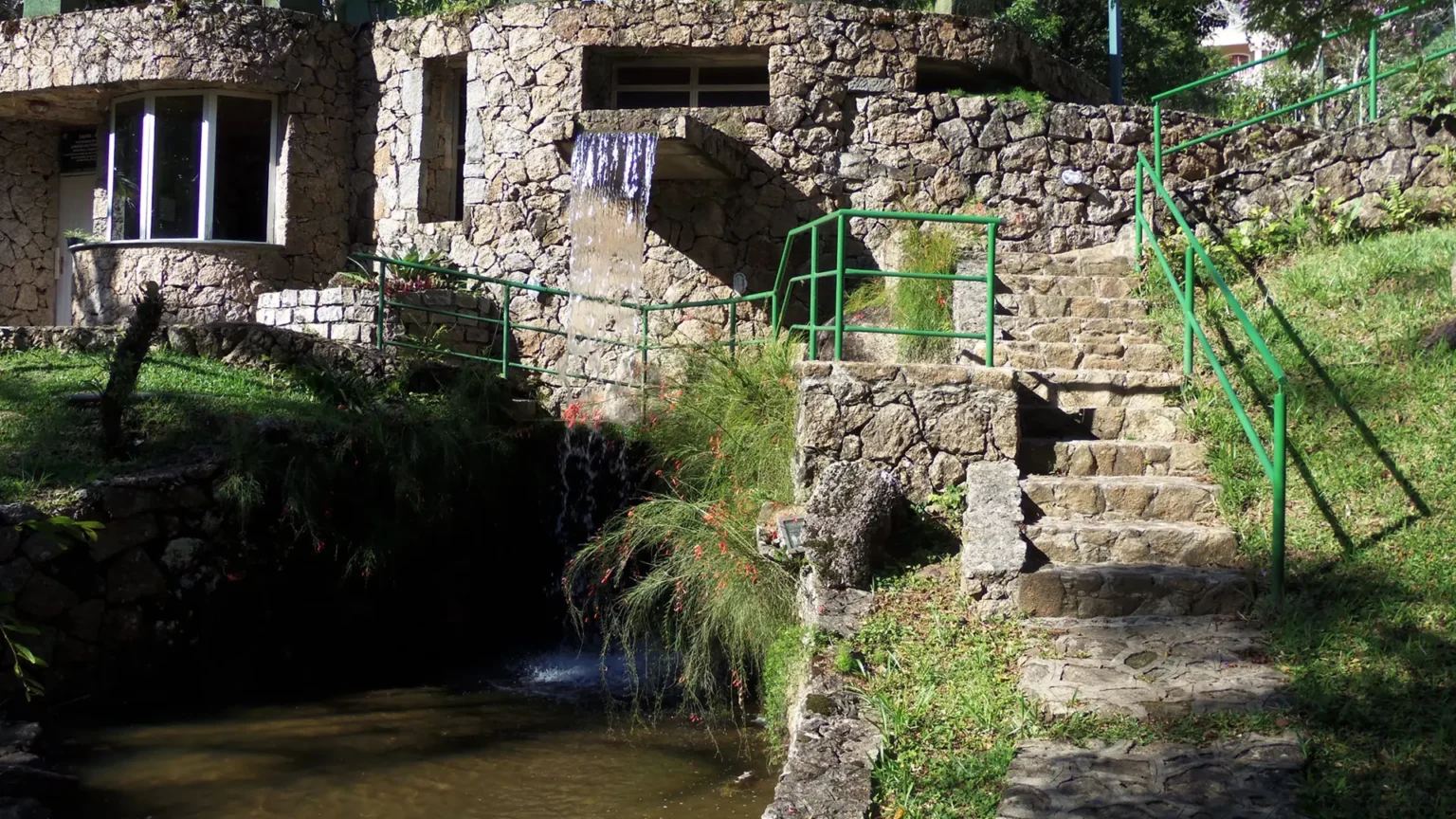 cascatas-espelhos-dagua-e-piscinas-naturais-21-scaled