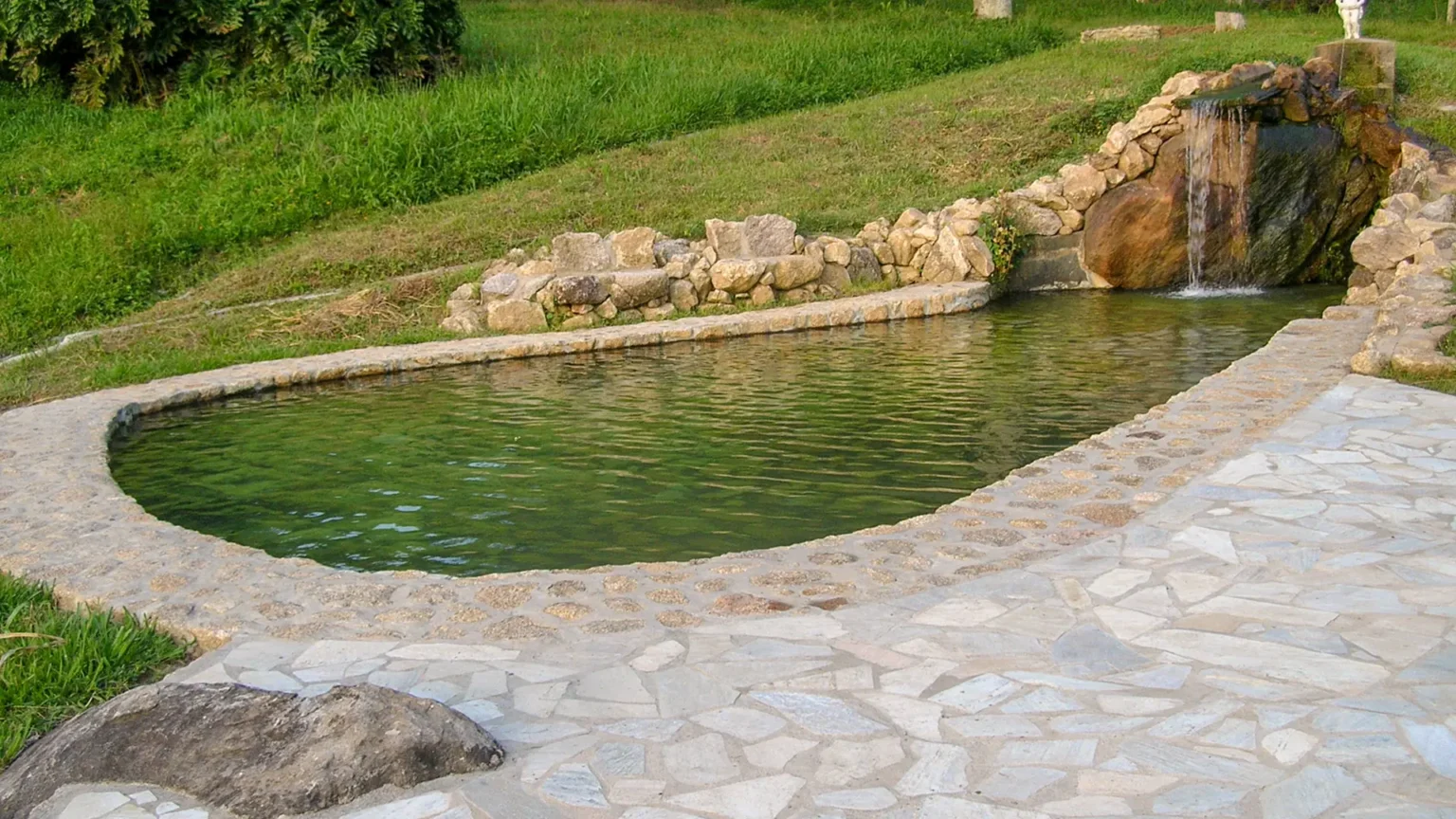 cascatas-espelhos-dagua-e-piscinas-naturais-23